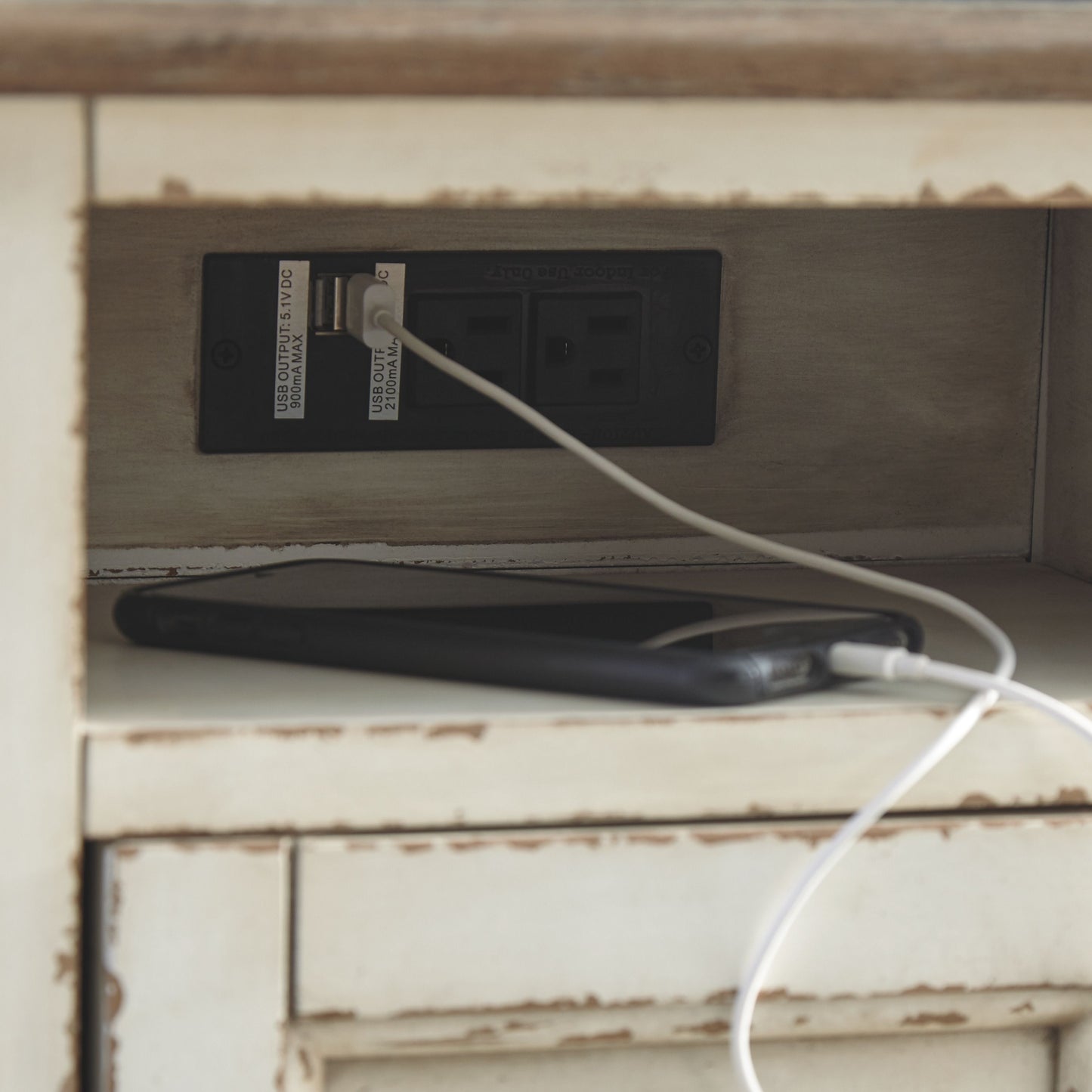 Realyn - Blanco / Marrón - Mesa auxiliar con silla - Ac / Usb