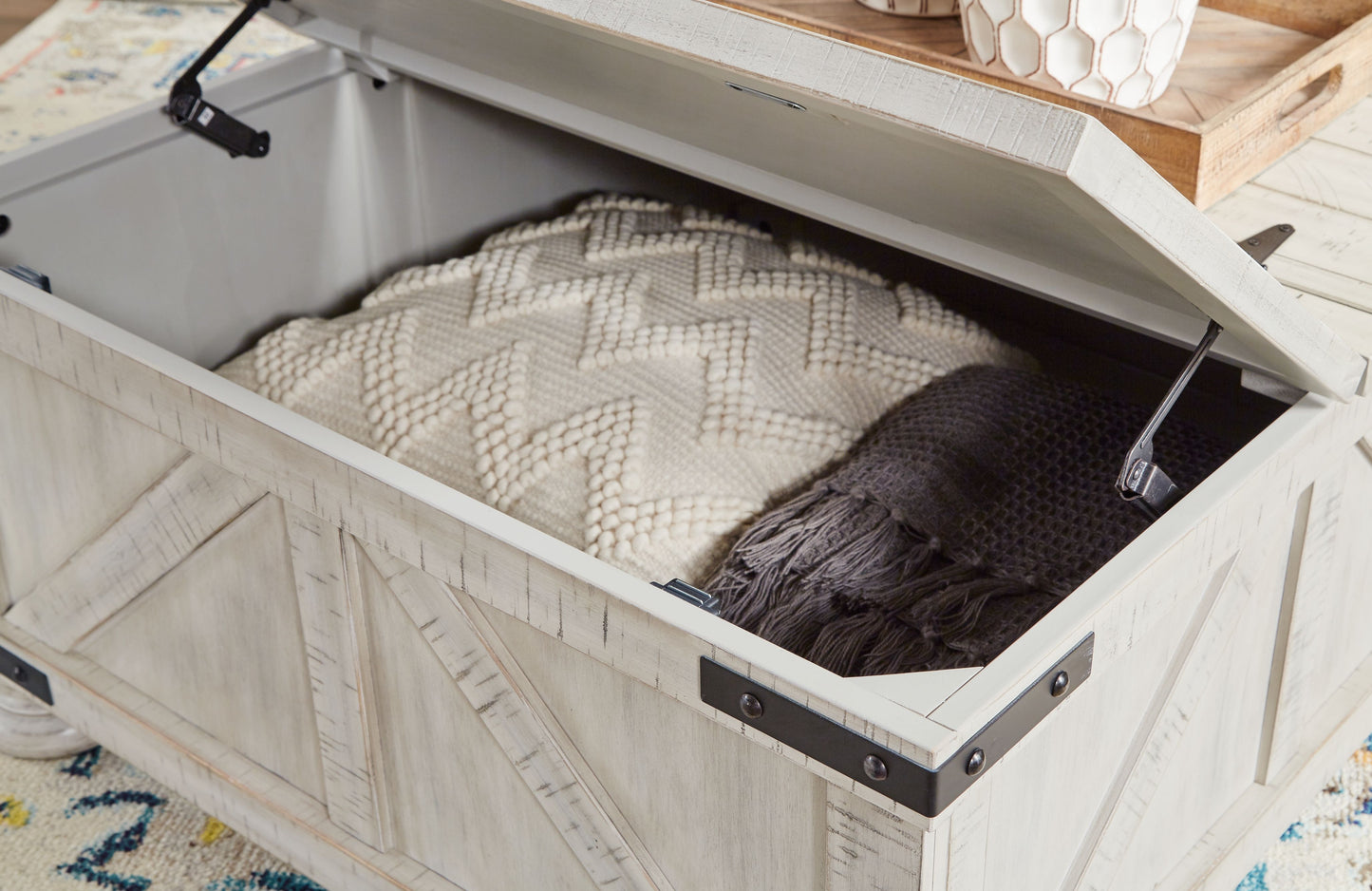 Carynhurst - Whitewash - Mesa de cóctel con almacenamiento