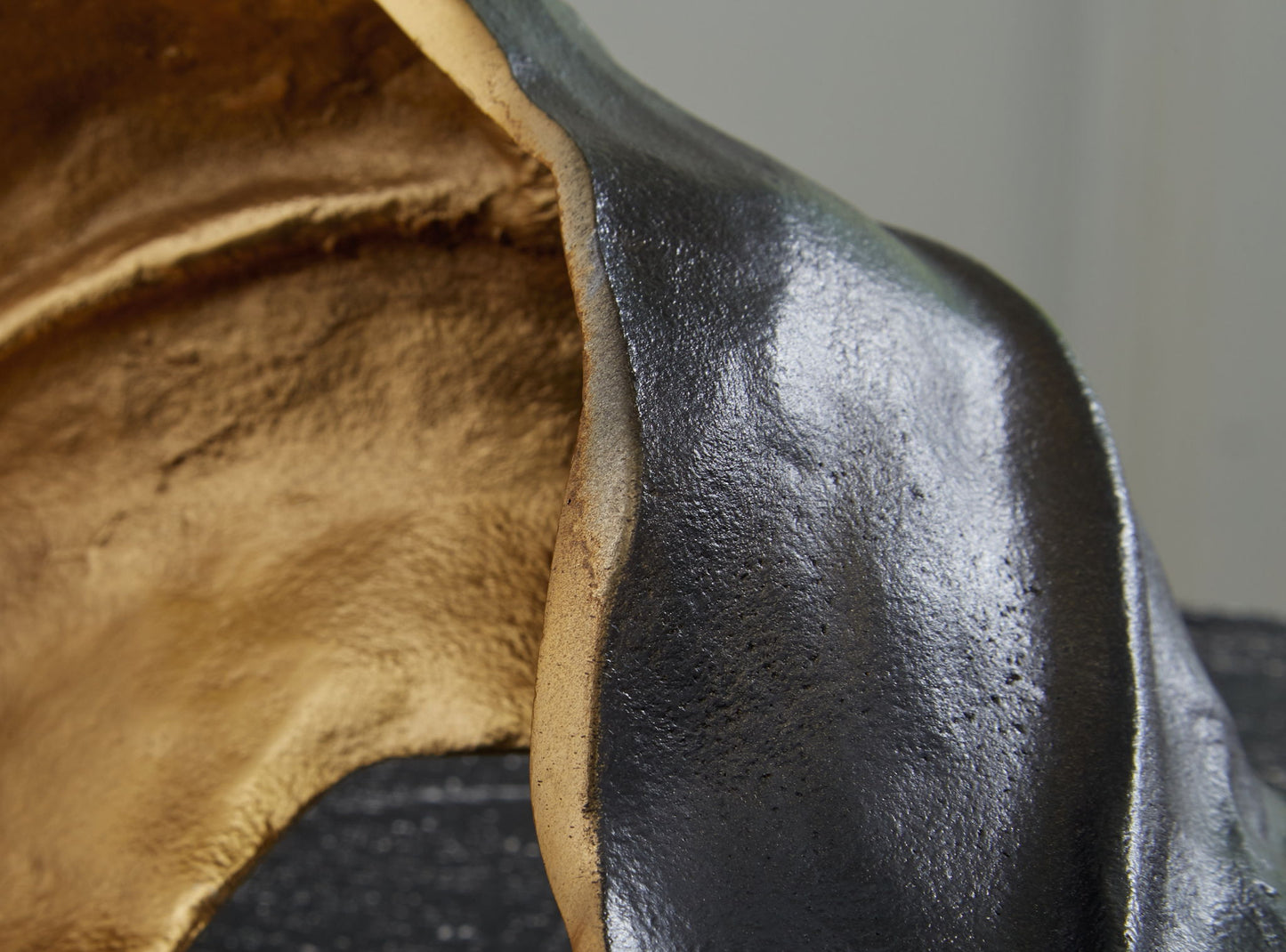 Melinda - Acabado negro / dorado - Escultura