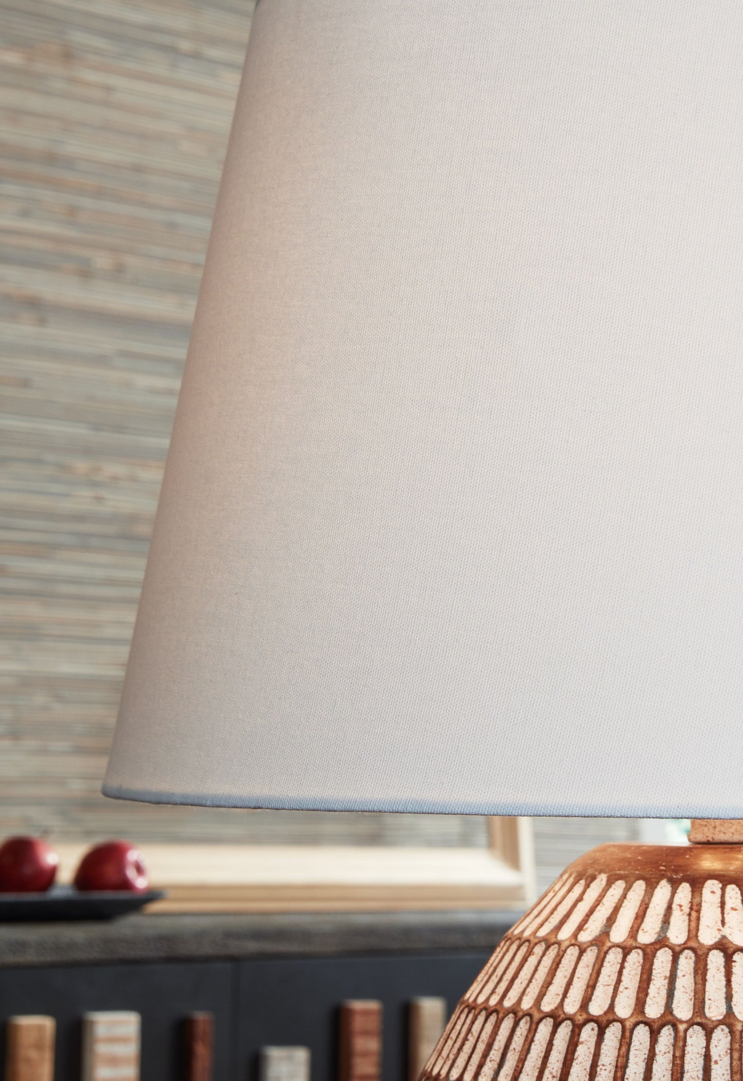 Darrich - Metal Table Lamp - Beige / White