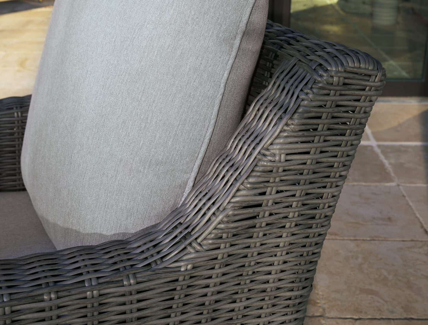 Elite Park - Swivel Lounge w/ Cushion - Gray