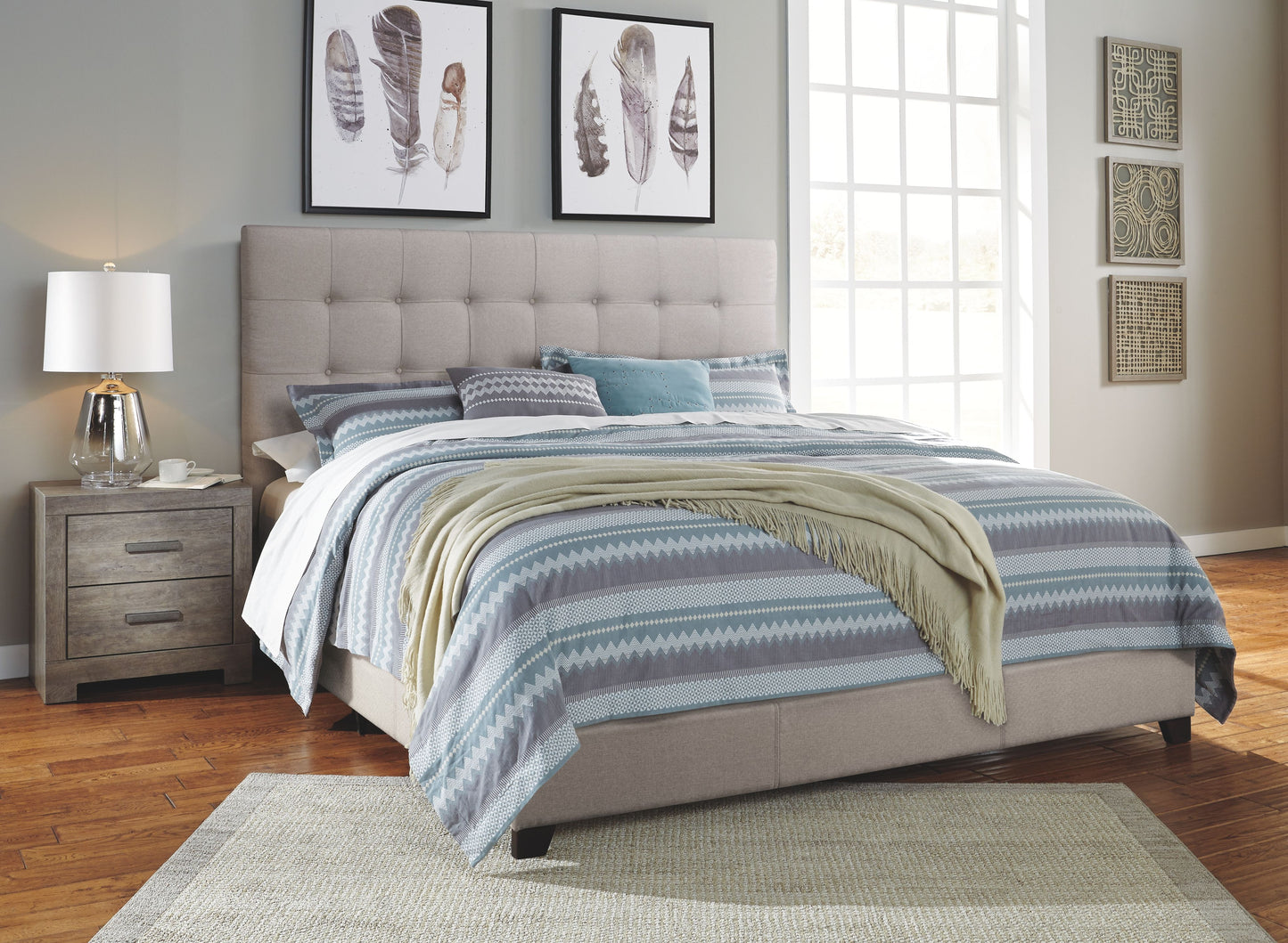 Dolante - Upholstered Bed